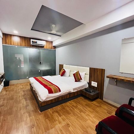 The Valentine Hotel Surat Exterior foto