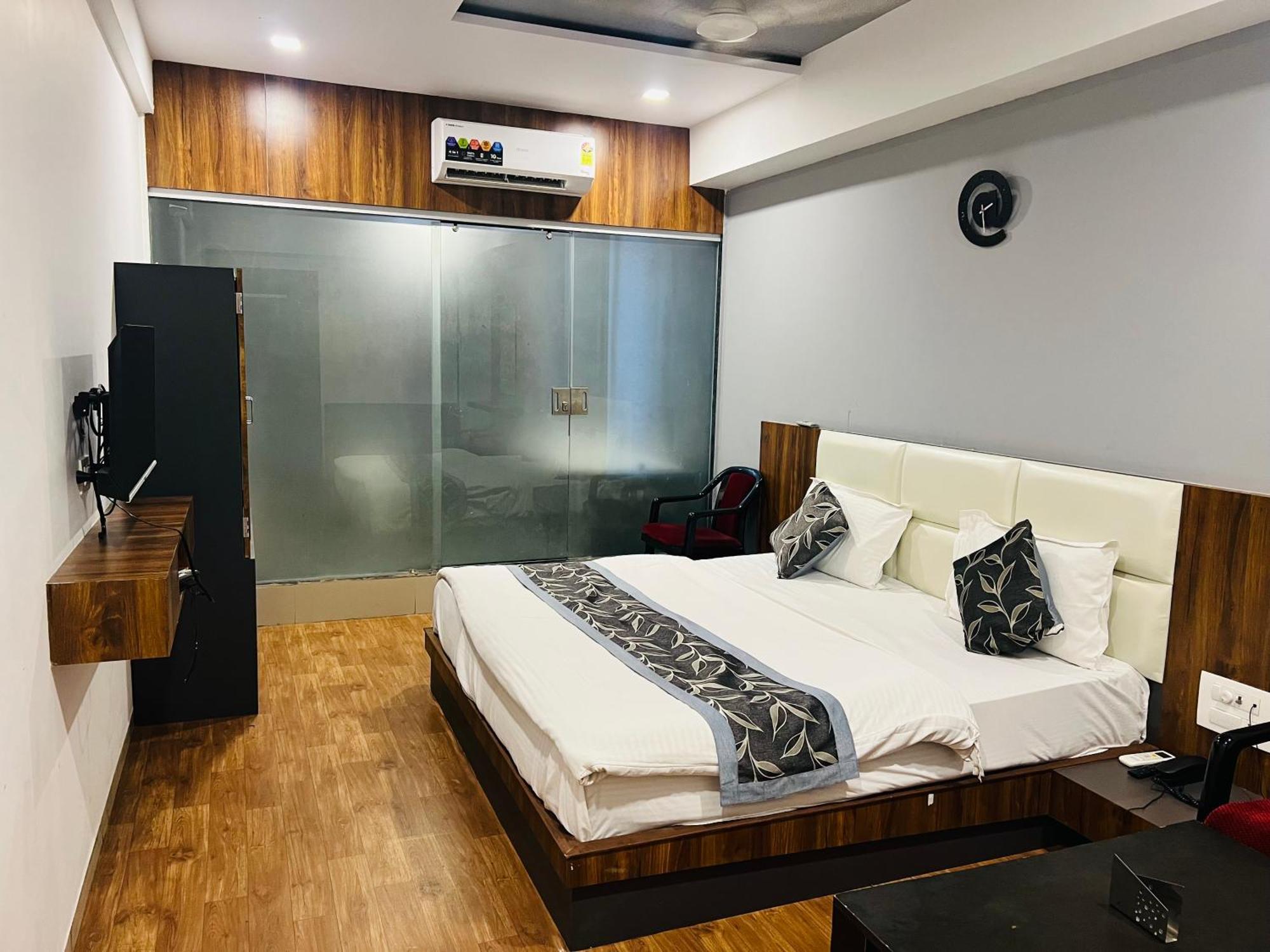 The Valentine Hotel Surat Exterior foto