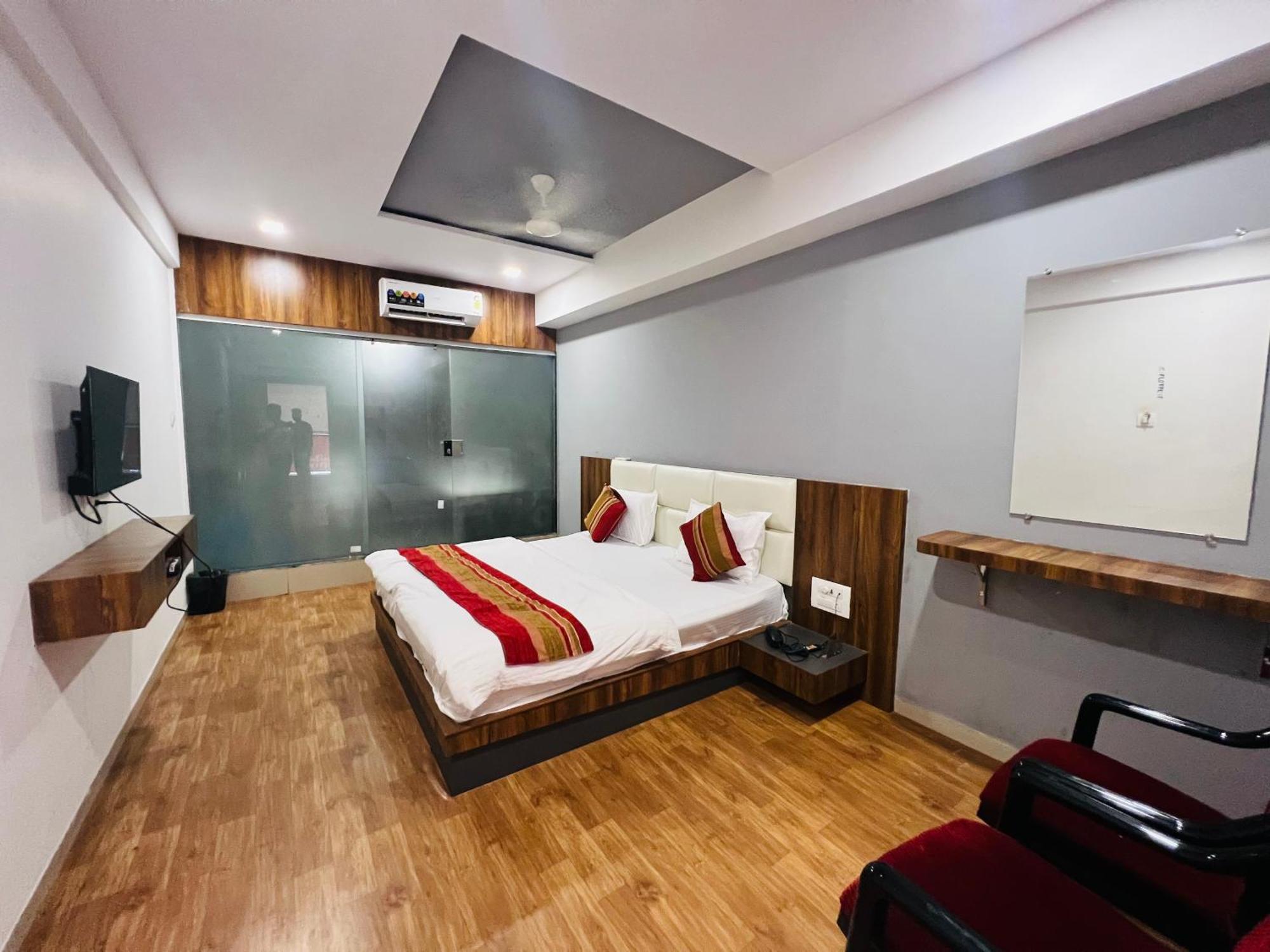 The Valentine Hotel Surat Exterior foto