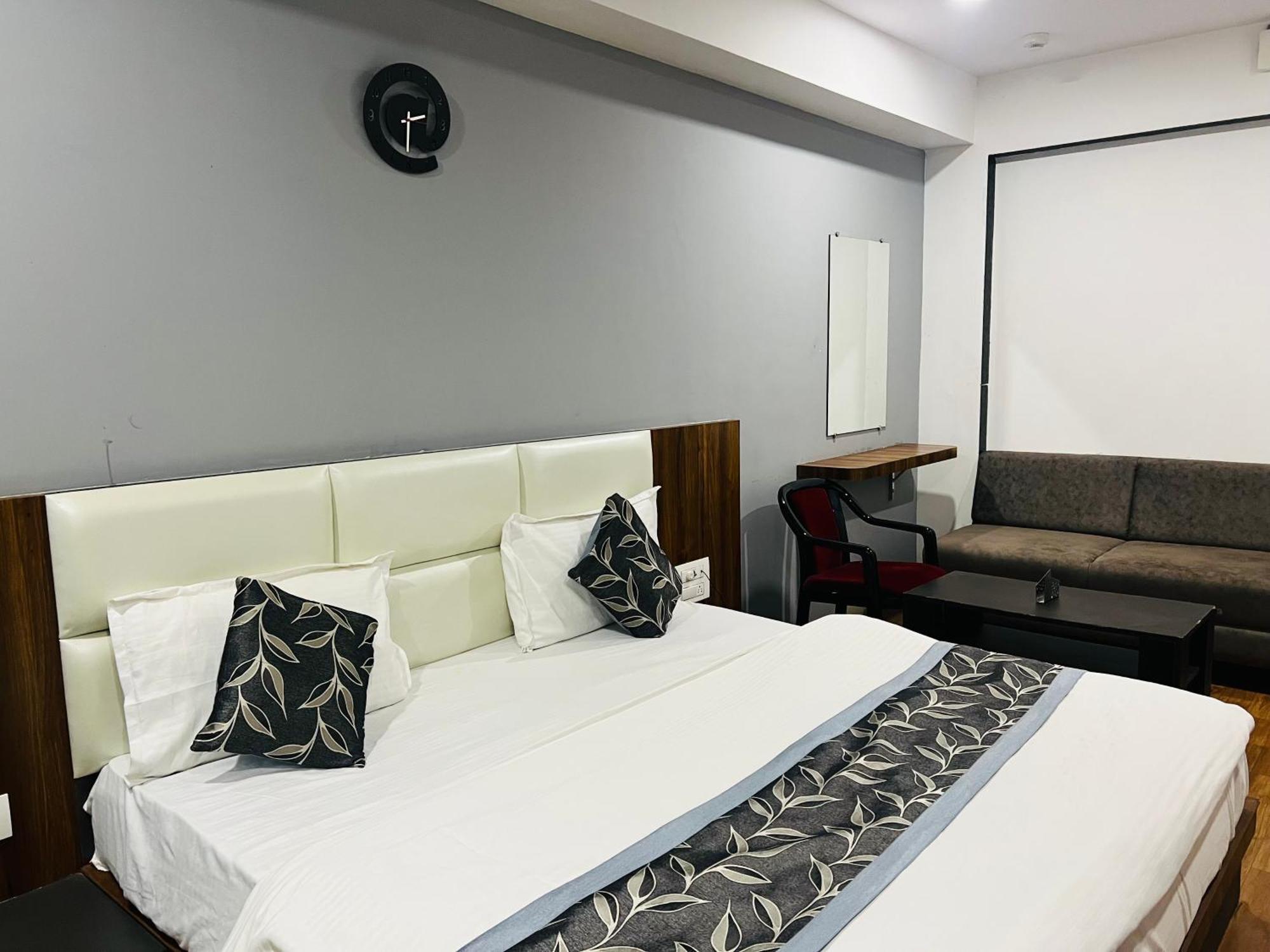 The Valentine Hotel Surat Exterior foto