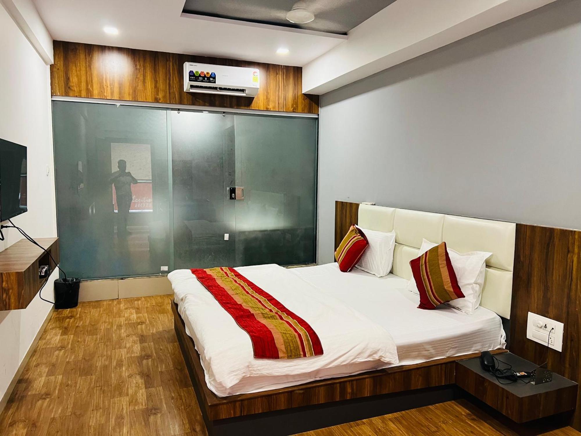 The Valentine Hotel Surat Exterior foto