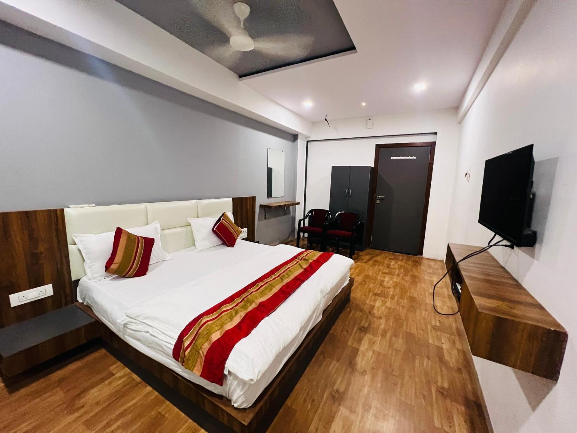 The Valentine Hotel Surat Exterior foto