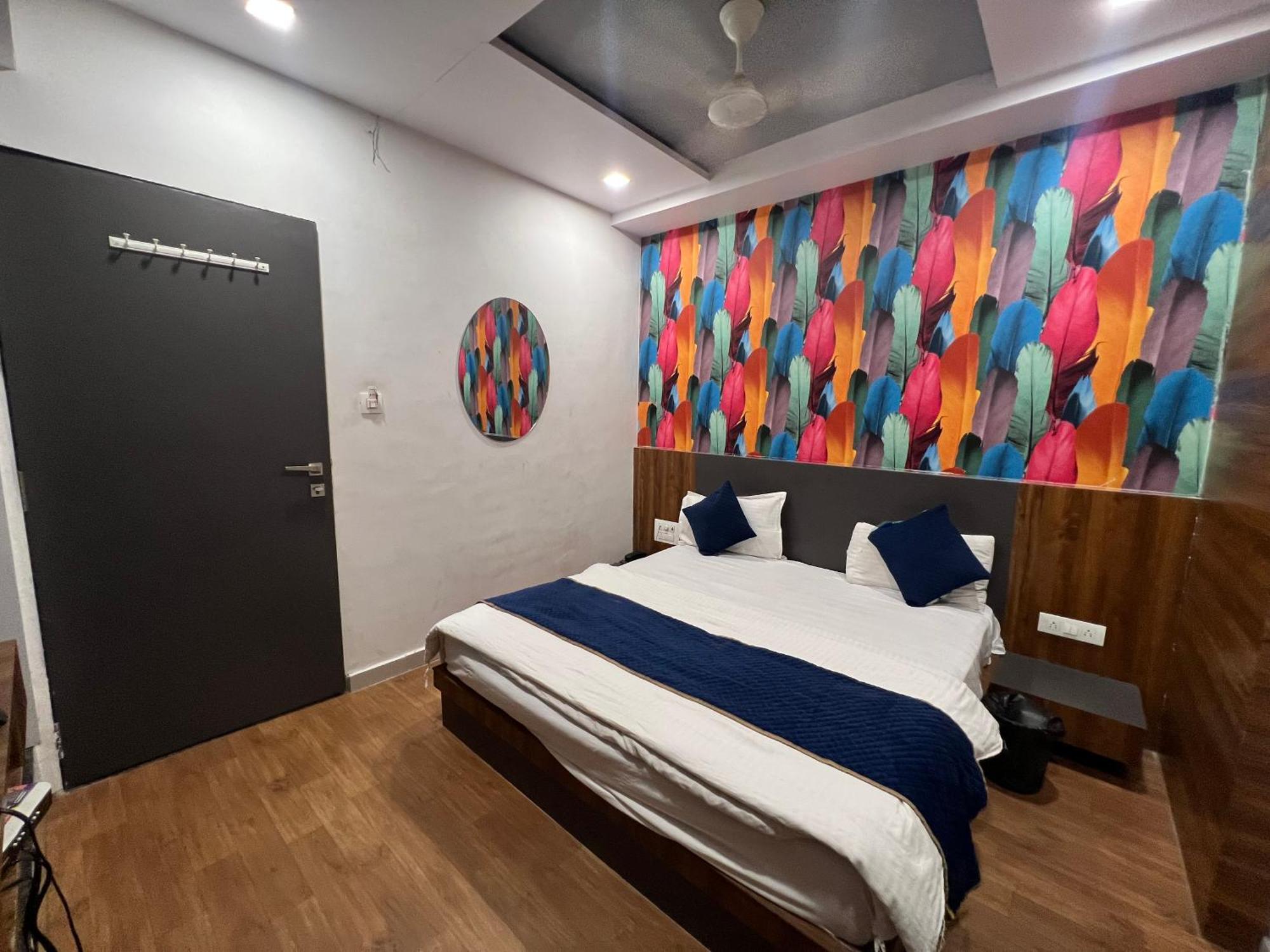 The Valentine Hotel Surat Exterior foto