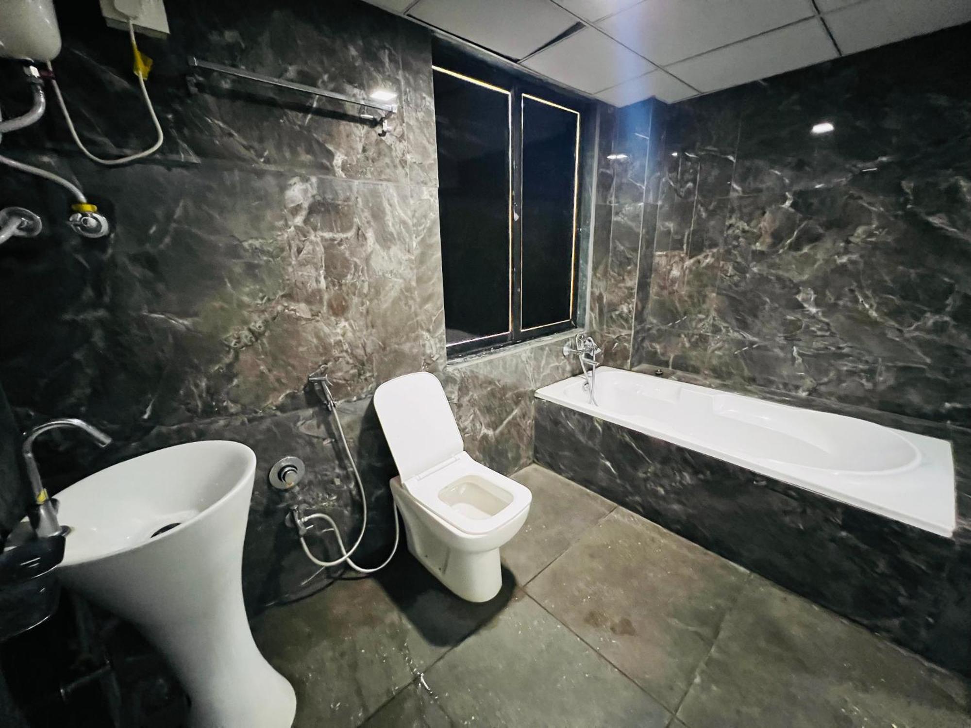 The Valentine Hotel Surat Exterior foto