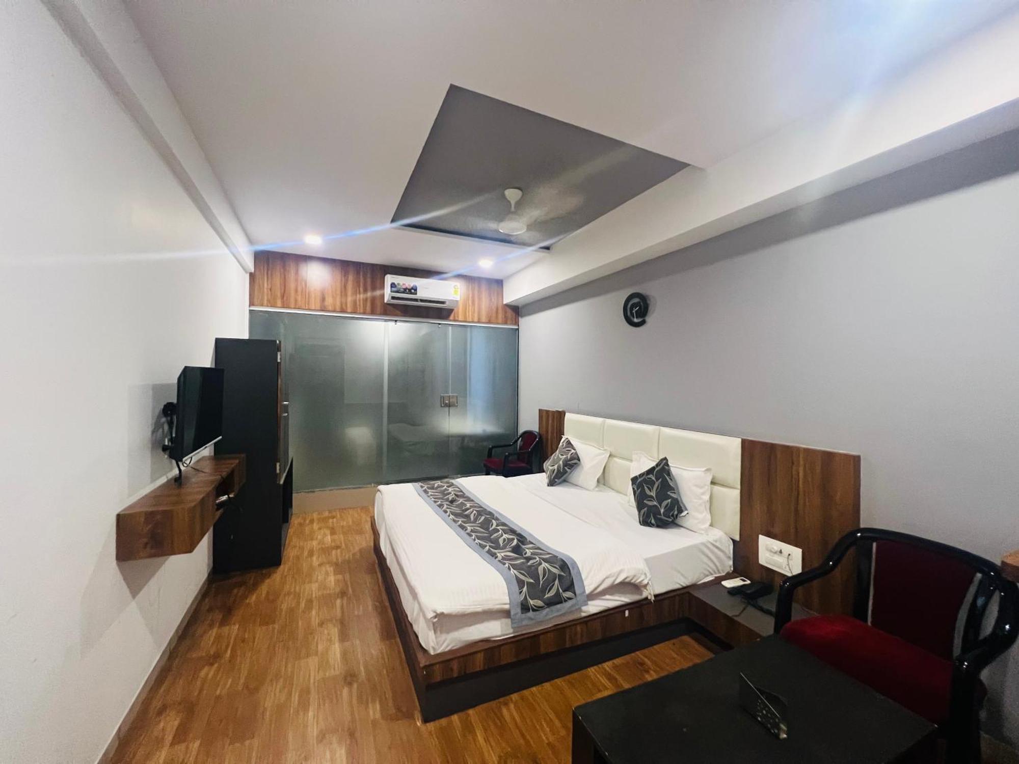 The Valentine Hotel Surat Exterior foto